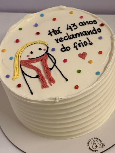 Bentô cake engraçado com a frase '43 anos reclamando do frio' – Auris Doceria