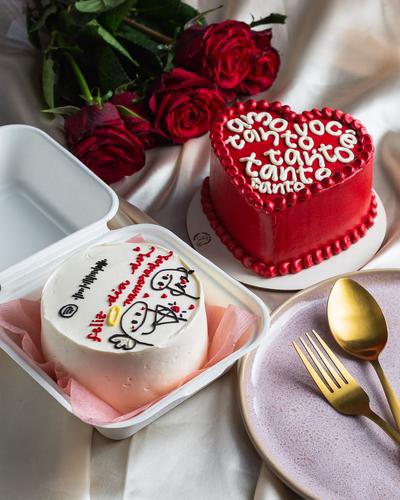 Bentô cakes de coração e de aniversário na marmitinha, com rosas vermelhas – Auris Doceria