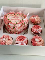Bentô de coração rosa vintage com cupcakes em caixa de presente
