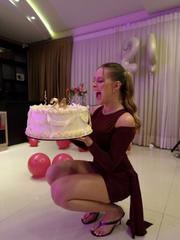 Aniversariante com bentô cake grande de 30 cm na festa