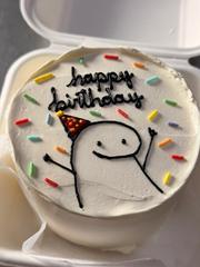 Bentô cake 'happy birthday' com bonequinho na marmitinha