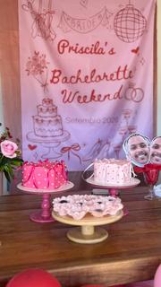 Mesa de comemoração com bentô cakes rosa e vermelho
