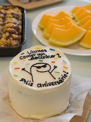 Bentô cake com meme e frase 'vamos comer um docinho?'