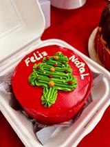 Bentô cake vermelho de Natal com árvore e frase Feliz Natal