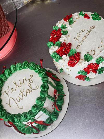 Bentô cakes natalinos com a frase Feliz Natal e flores de buttercream – Auris Doceria