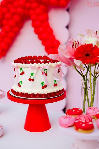Bolo tradicional vintage com cerejas em suporte vermelho – Auris Doceria