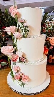 Bolo de casamento de três andares com flores naturais