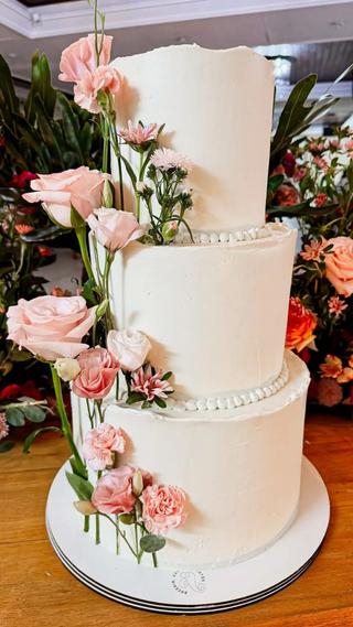 Bolo de casamento de três andares com flores naturais