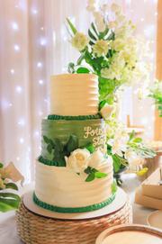 Bolo de três andares branco e verde com flores
