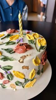 Bolo com flores coloridas pintadas à mão e vela
