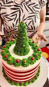 Bolo de Natal listrado com árvore de buttercream