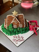 Bolo de Natal com casinha de gengibre e frase Feliz Natal