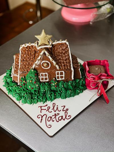 Casa Natalina: bolo de chocolate em formato de casinha com a frase Feliz Natal – Auris Doceria