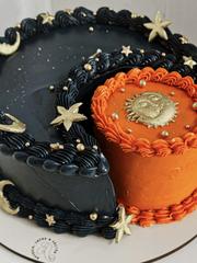 Bolo personalizado preto e laranja com sol e lua