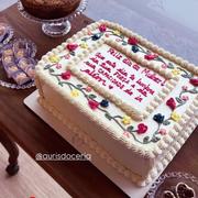 Bolo retangular com frase e flores de buttercream