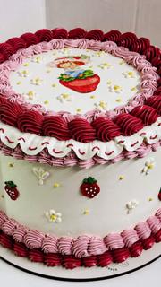 Bolo vintage com morango e babados de buttercream vinho e rosa