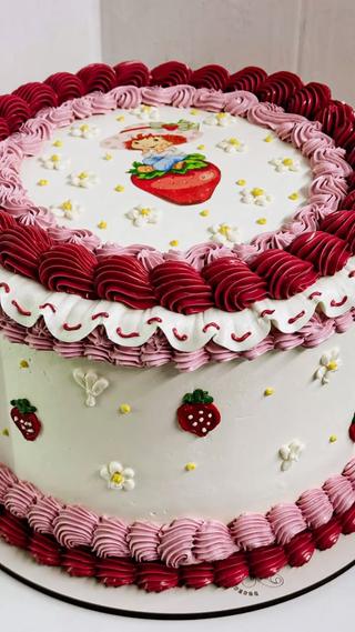 Bolo tradicional vintage com morango e babados de buttercream – Auris Doceria