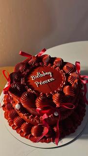 Bolo vintage vermelho com laço e escrita Birthday Princess