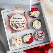 Bentô com código de música e desenho de casal em caixa com cupcakes