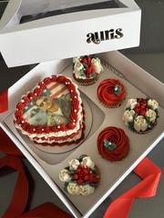 Caixinha de presente com bentô de coração e cupcakes