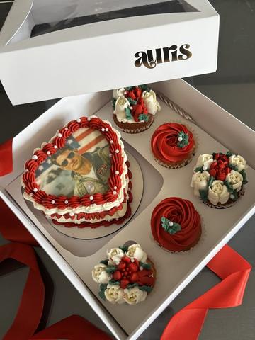 Caixinha de presente com bentô de coração e cupcakes