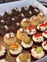 Canapés de bolo decorados com frutas, brigadeiros e chocolates
