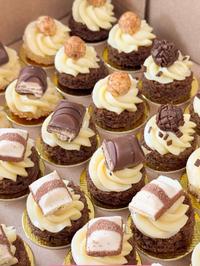 Caixa de canapés de bolo variados para evento corporativo