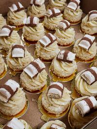 Canapés de bolo com Kinder Bueno para evento de empresa