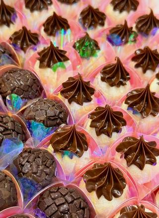 Docinhos gourmet coloridos em forminhas – Auris Doceria