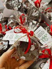 Lembrancinha de pão de mel embalada com fita e tag personalizada