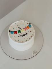 Bentô cake de mesversário de 8 meses com bandeirinhas
