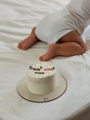 Bentô cake de mesversário ao lado de um bebê