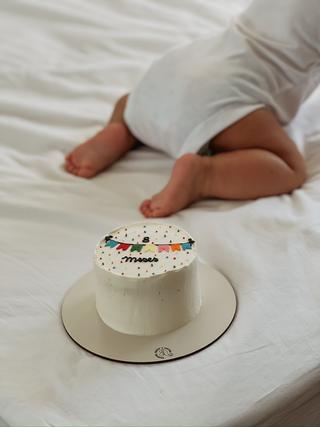 Bentô cake de mesversário ao lado de um bebê