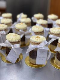 Mini cakes individuais em potes com laço e tag